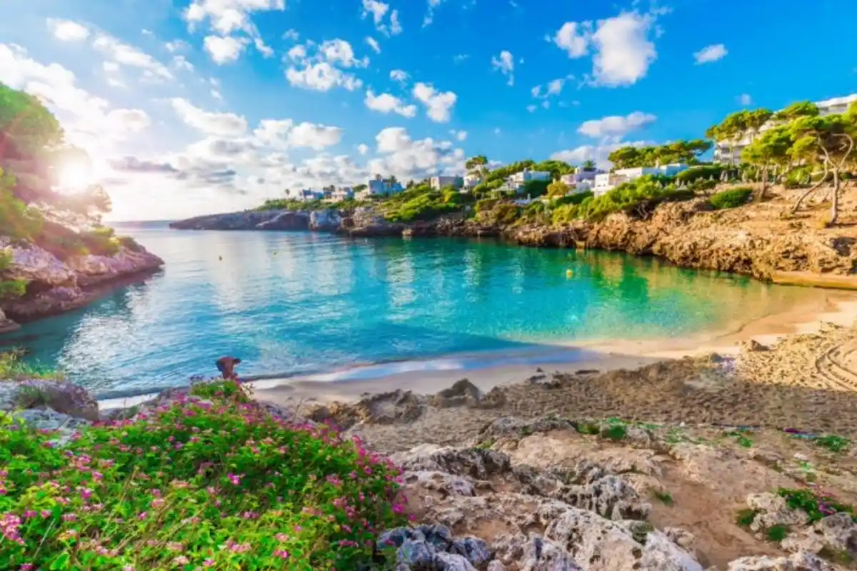 Vue aérienne de Cala d’Or à Majorque avec criques aux eaux turquoises, port de plaisance et zone résidentielle côtière