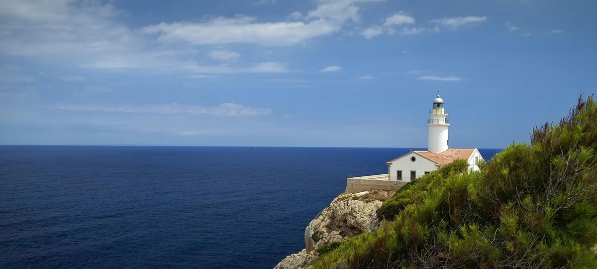 Puerto pesquero de Cala Ratjada y playa de Cala Agulla