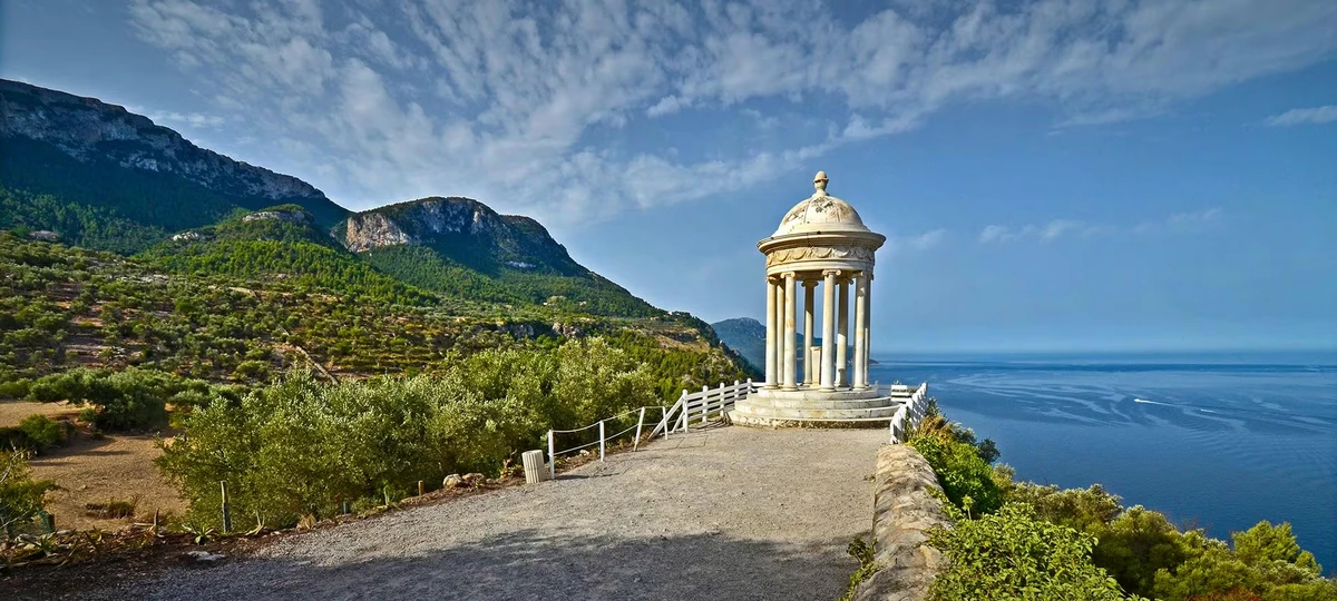 Pueblo de Deià en la Sierra de Tramuntana