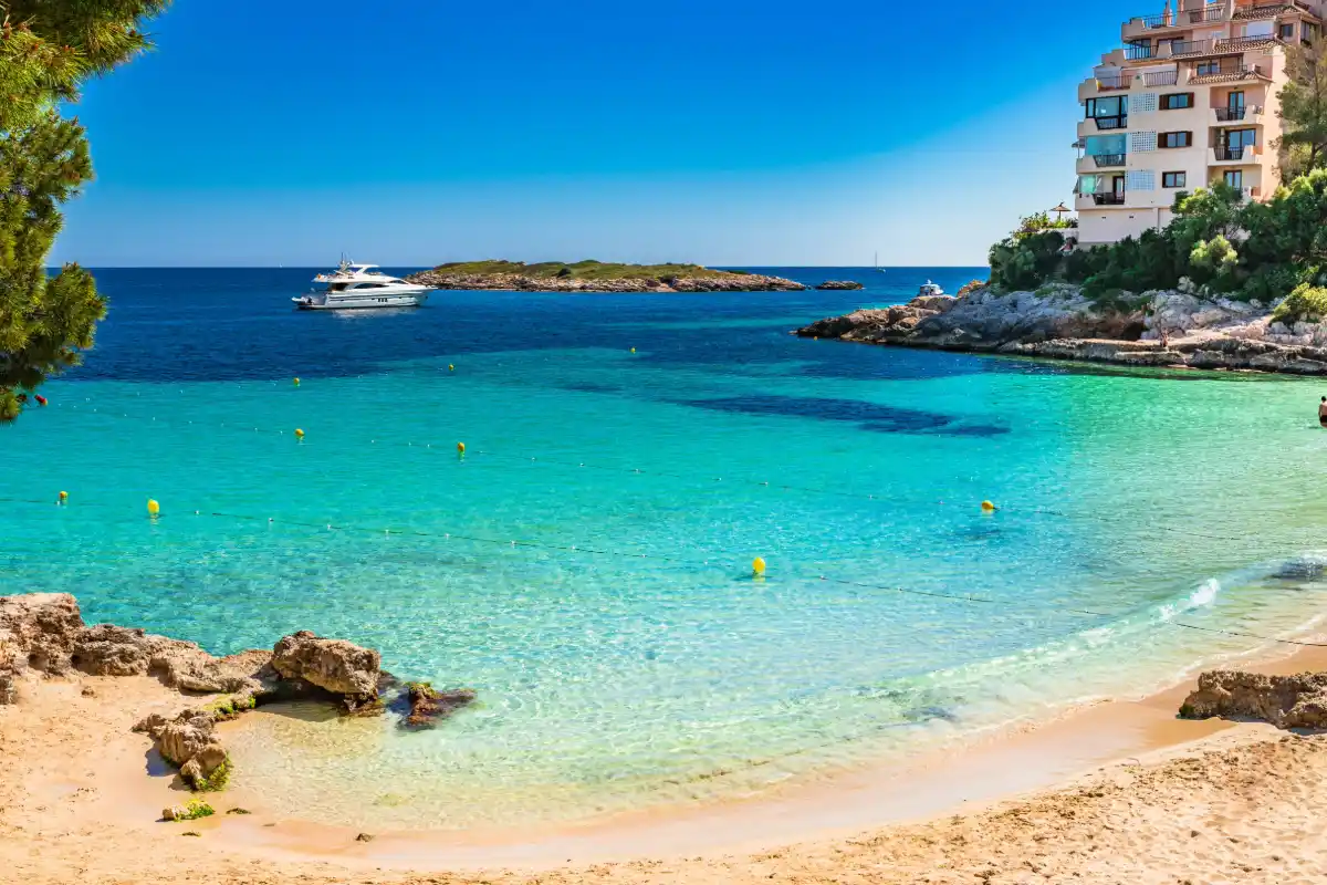 Vue panoramique de la côte d'Illetas à Majorque avec des eaux cristallines, des plages exclusives et des hôtels premium