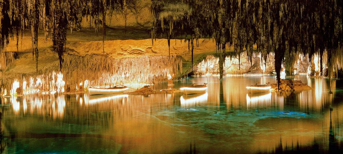 Ciudad de Manacor con su iglesia y Cuevas del Drach