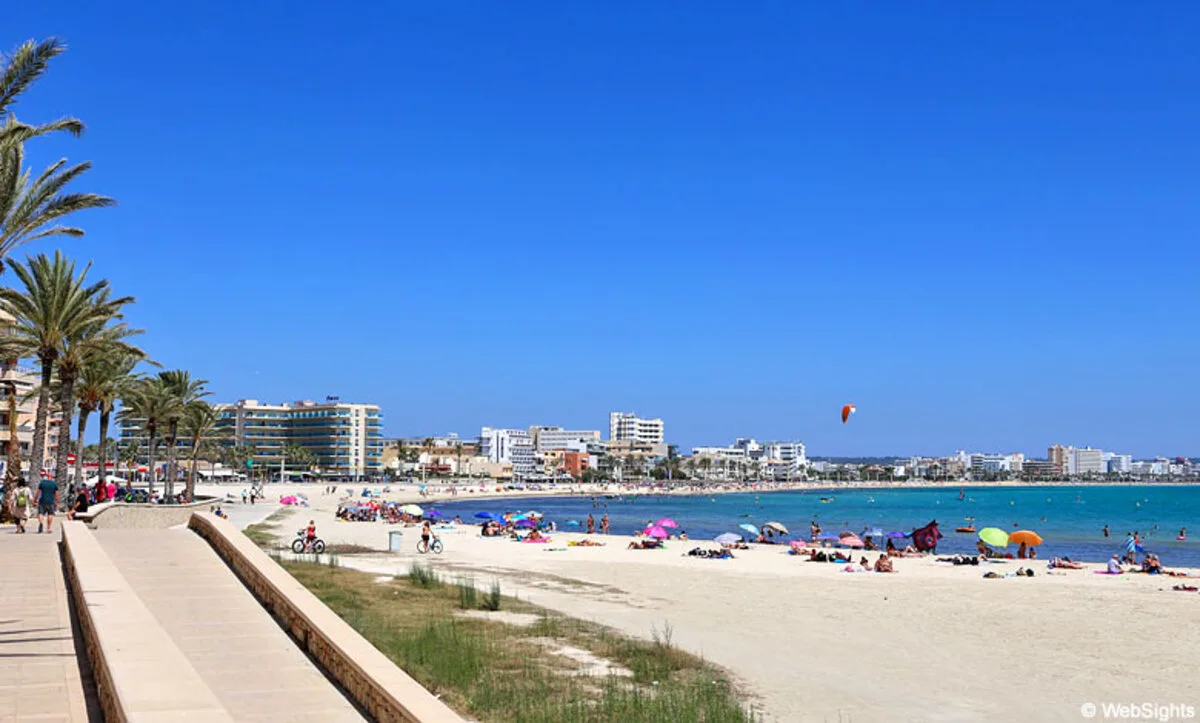 Playa de Palma con su paseo marítimo y balnearios