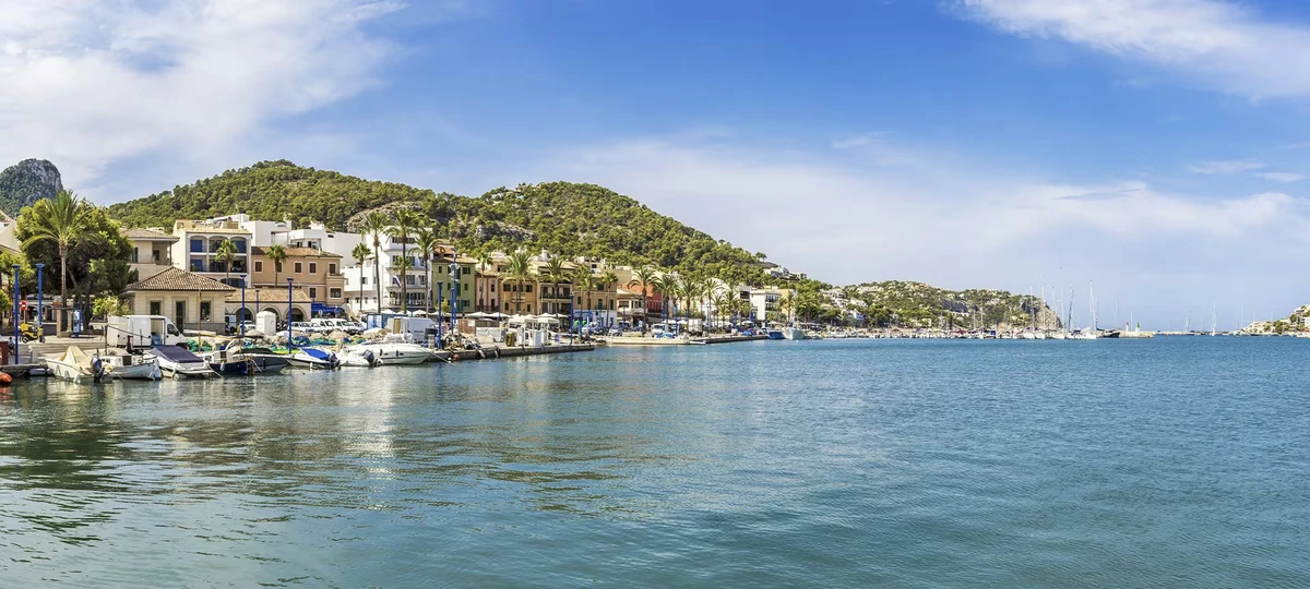 Puerto de Andratx con barcos y restaurantes