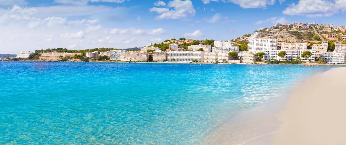 Playa de Santa Ponsa con aguas turquesas