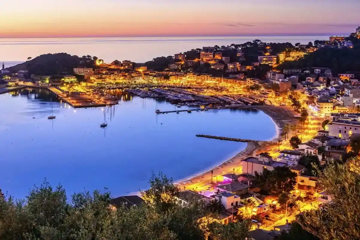 Vue panoramique de Puerto de Sóller avec la baie, le tramway historique et la Serra de Tramuntana à Majorque