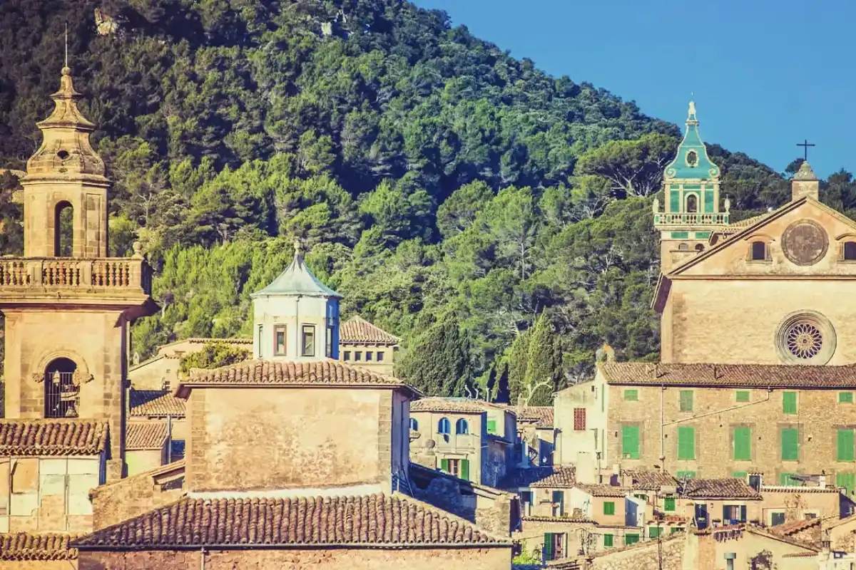 Vue panoramique de Valldemossa à Majorque avec des maisons en pierre, des rues pavées et la Serra de Tramuntana